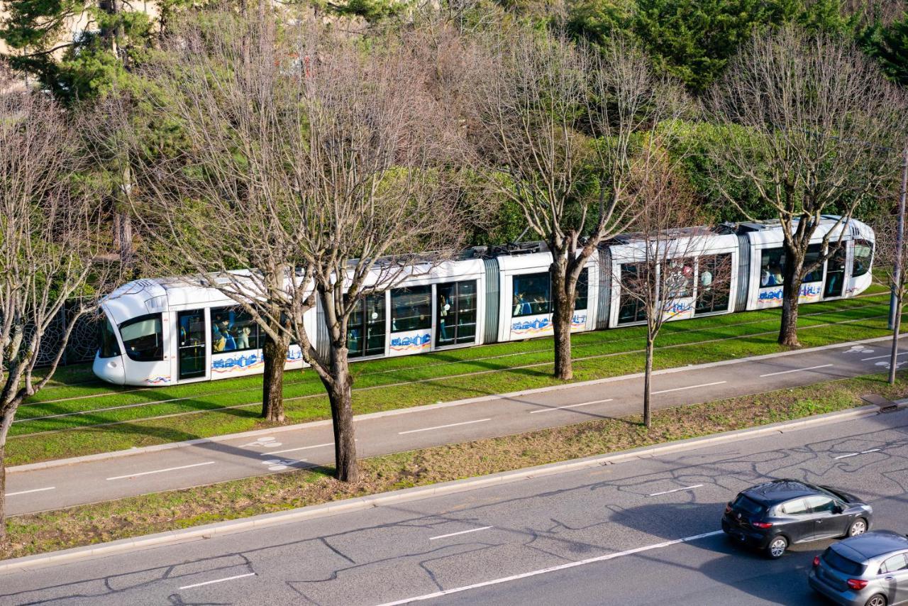 Appartamento T2 De Standing Climatise Avec Parking Prive, Tram T2 T5, Hopitaux Est Bron Esterno foto